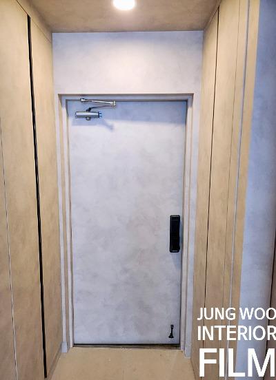 수납장 패널에 필름을 입히는 과정