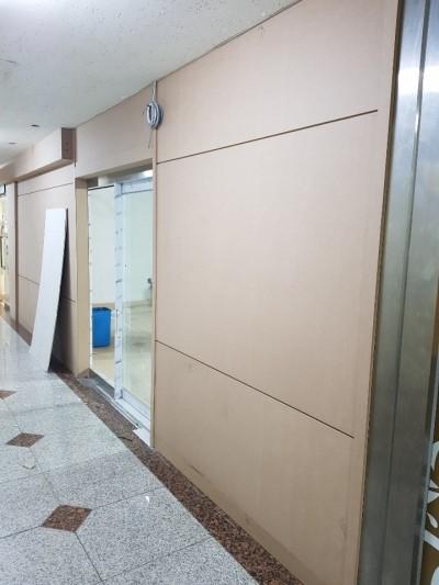 베이지색 패널과 회색·베이지 타일이 조화를 이루는 공간