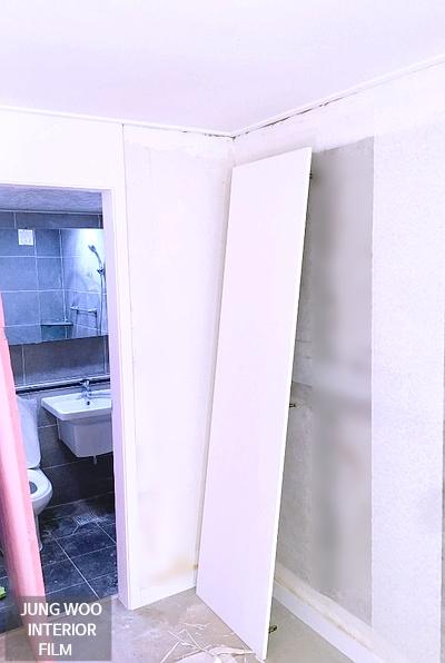 세면대와 양변기가 배치된 욕실 내부