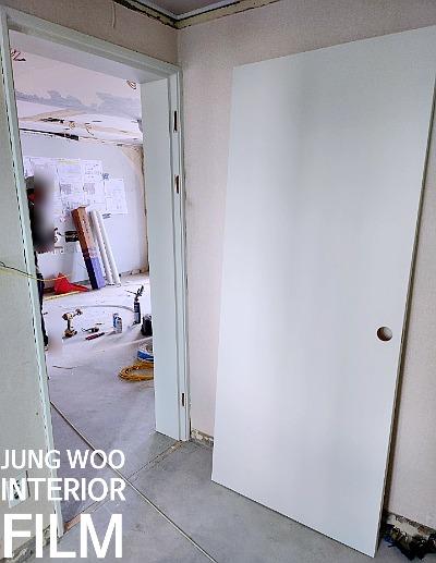 수공구를 이용해 도어 손잡이 주변을 다듬는 모습