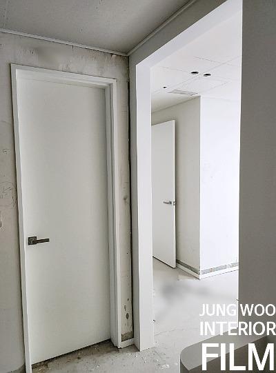 흰색 문과 페인트 벽면의 복도