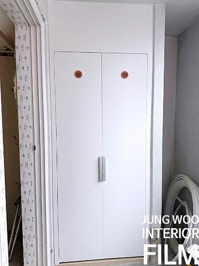 불투명 도어 패널이 있는 수납장의 모습