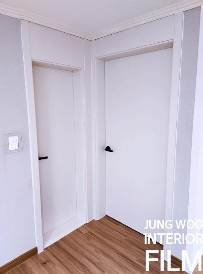 우드톤 바닥이 보이는 시공 초기 모습