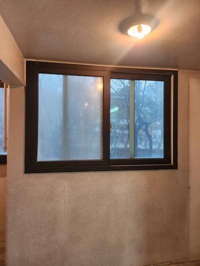 흰색 탄성코트 벽면과 검은색 창호 프레임