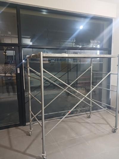 슬라이딩 도어와 스탠드 구조물이 설치된 모습