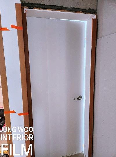 힌지가 보이는 여닫이 도어 상부와 프레임