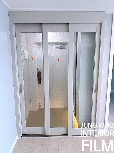 도어 프레임과 유리 패널의 접합 부분