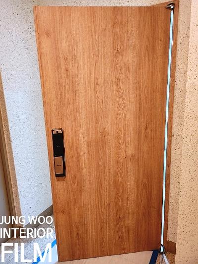 파란 보호 테두리가 적용된 도어와 프레임