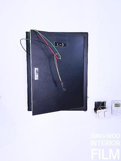전선이 연결된 검은색 도어 박스와 스위치