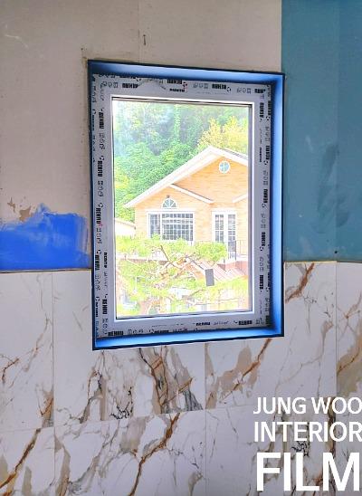 파란색 테두리와 마블 타일이 보이는 벽면