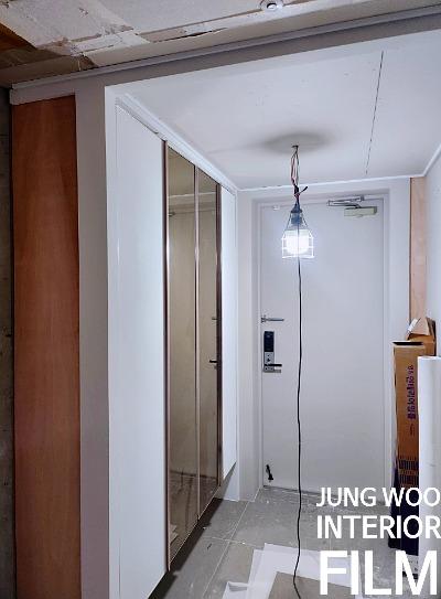 작업을 기다리는 복도의 유리 슬라이딩문
