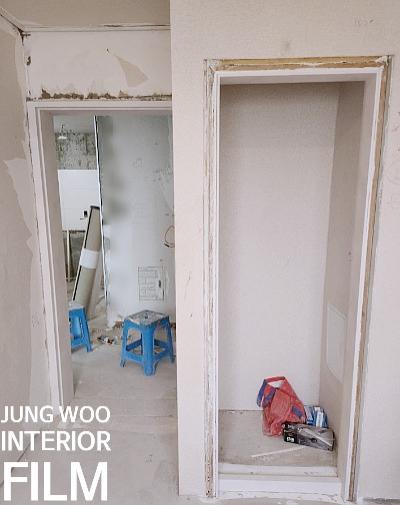 수공구를 활용한 필름 시공 장면
