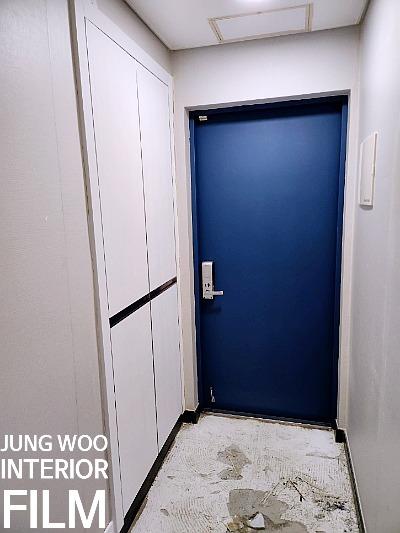 불투명 도어 패널에 필름을 부착하는 과정