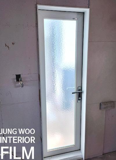 도어 유리 패널과 프레임 상부의 마감 상태
