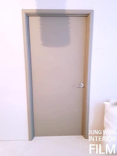 도어 프레임과 유리 패널의 상부 마감 상태