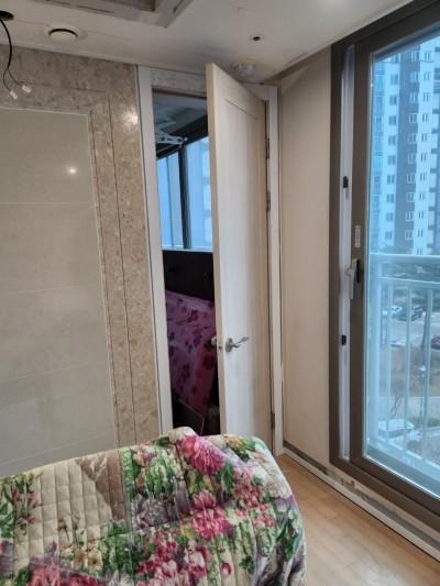 생활 집기가 있는 상태의 문과 창호 작업