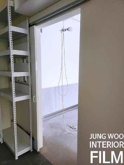 기초 작업부터 차근차근 완성해가는 문 근처의 현장