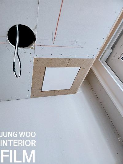 케이블과 라인 표시가 있는 벽면 마감 상태