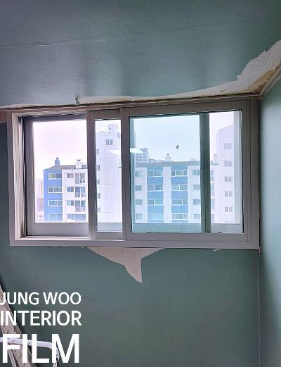 푸른 벽면과 흰색 테두리 창호의 모습
