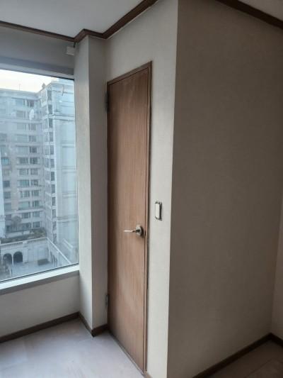 빛이 들어오는 창가와 정돈된 도어의 조화
