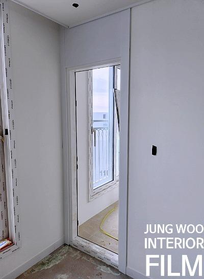 측정 테이프가 붙은 벽면과 유리문 틀의 모습