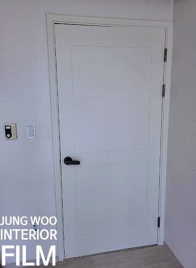 우드톤 바닥 구역의 최종 마감 단계