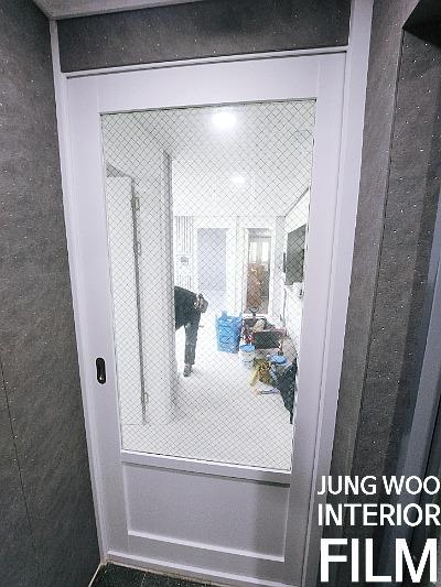 작업 도구들이 배치된 시공 중의 현관 중문 모습