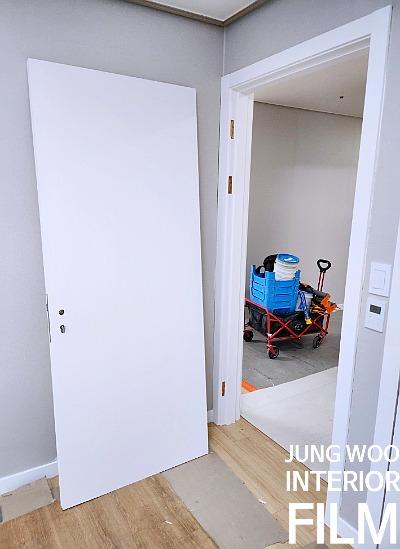 바닥면과 맞닿은 하단부 작업 모습