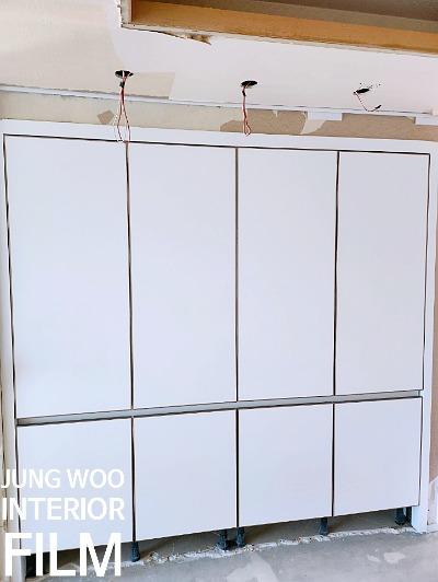 수납장 하단부의 정밀 압착 과정