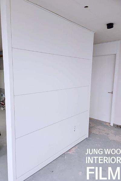 깔끔한 화이트 수납장이 설치된 실내