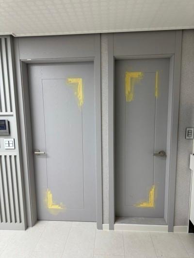 도어 프레임 상단부의 마감 면을 확인하는 모습