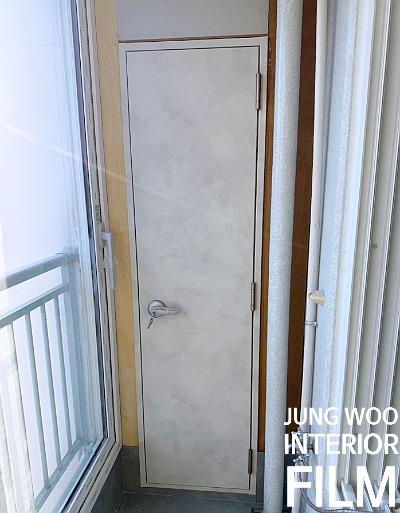 힌지가 보이는 여닫이 도어의 상하부 디테일