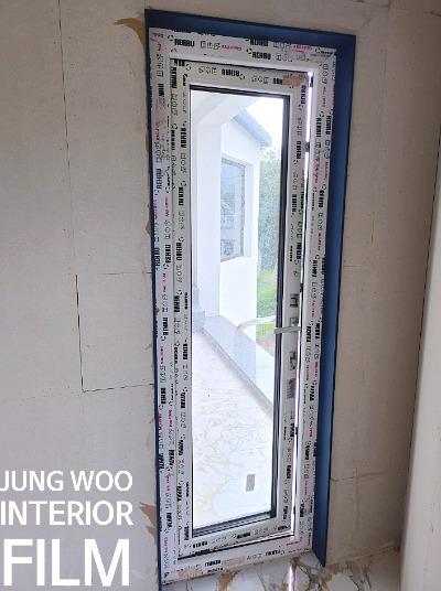 파란색 테두리가 있는 창호와 반사된 외부 공간