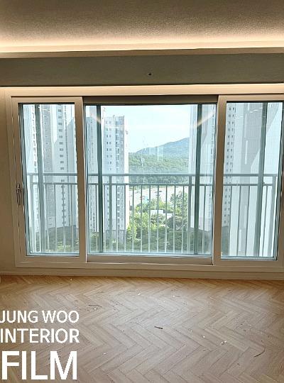 허브무늬 목재 바닥과 화이트 창호의 만남