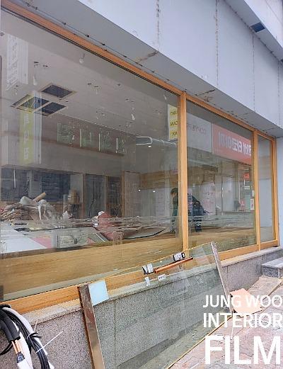 목재 프레임과 유리로 구성된 상업용 건물 외부 창문