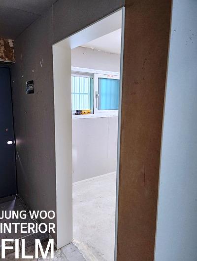 벽지와 문이 맞닿은 복도와 방 내부 전경