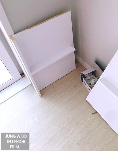 흰색 벽과 바닥재가 어우러진 방 내부