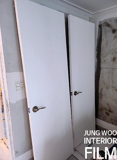 깔끔하게 정돈되어 가는 화이트톤의 문과 벽면