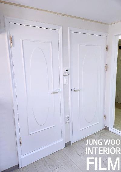 흰색 도어 두 개가 설치된 복도 공간의 모습