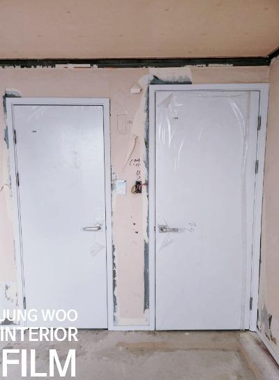 힌지가 보이는 여닫이 도어와 프레임 상부