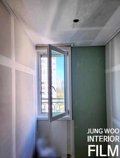 녹색 벽면과 평면 천장이 보이는 열린 창호