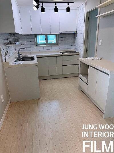 베이지색 수납장과 상판으로 마감된 주방
