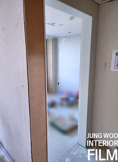 베이지색 도어가 설치된 복도 공간