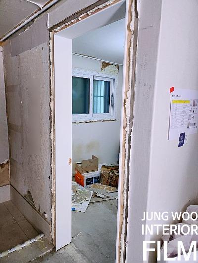 콘크리트 바닥과 마감 흔적이 남은 창가 주변