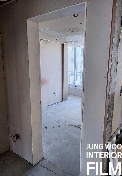 천장 보드가 부착된 실내와 발코니 창가