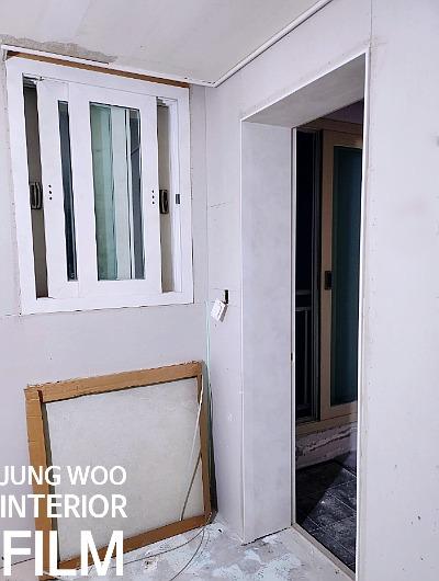 흰색 창호와 전기 스위치가 설치된 벽면