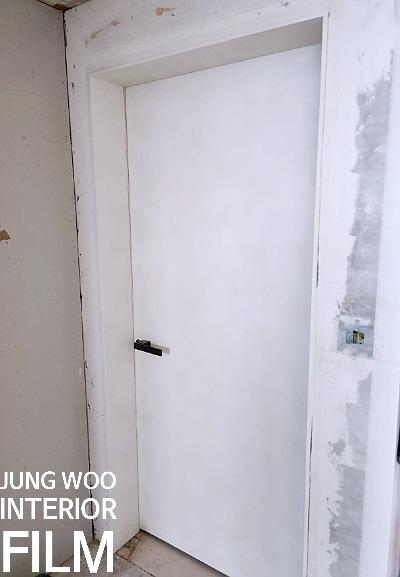 검은 손잡이가 달린 흰색 도어의 근접 모습