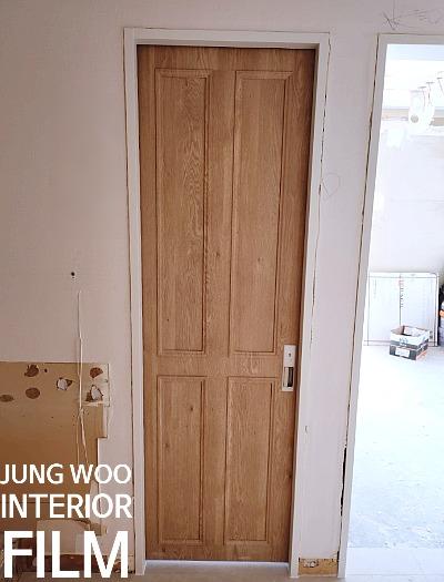 도어 문짝과 프레임의 최종 접착 확인 모습
