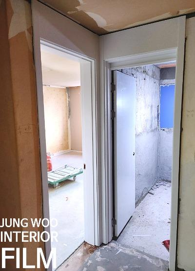 작업 중인 방과 콘크리트 마감 벽면이 보이는 문