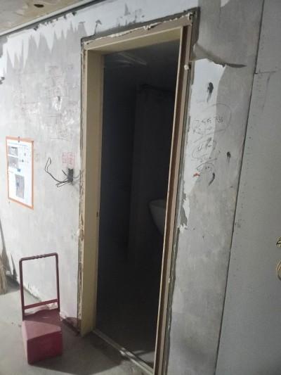 벽면 흠집과 전기 박스가 보이는 문틀 주변
